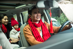 幸福家庭回家过新年图片