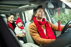 幸福家庭回家过新年图片
