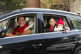 幸福家庭坐在汽车