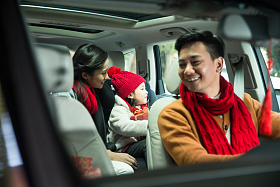 幸福家庭回家过新年图片