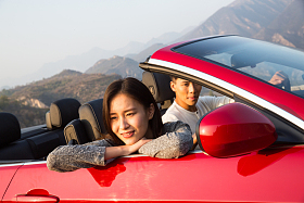青年男女开车出去旅