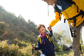青年男女登山图片
