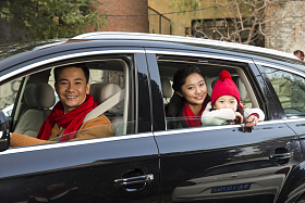 幸福家庭坐在汽车