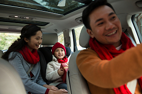 幸福家庭回家过新年图片