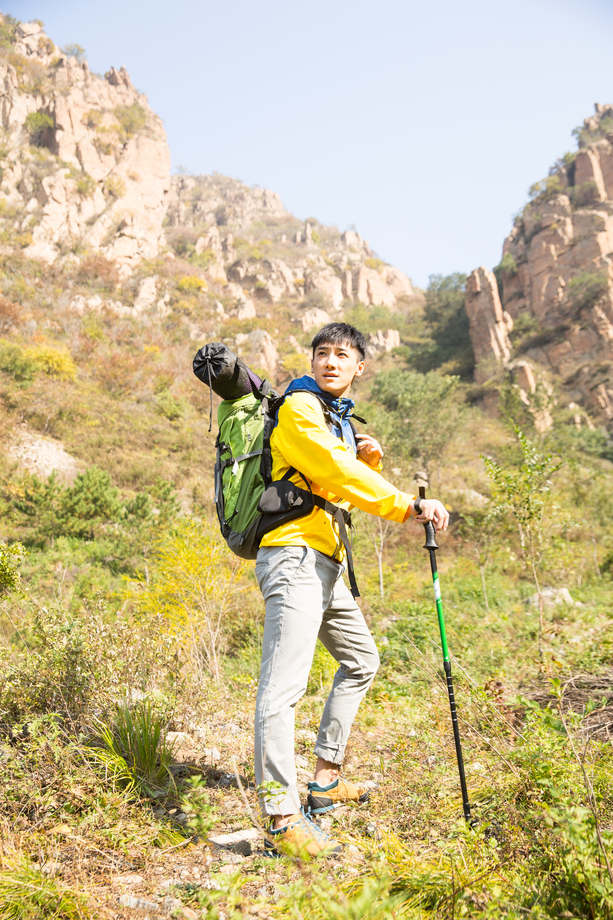 青年男人登山图片