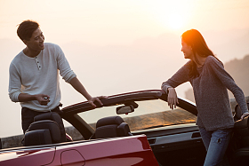 青年男女开车出去旅