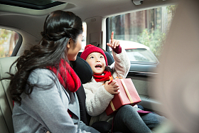 母亲和女儿乘车回家照片