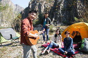 青年男女在山里露营