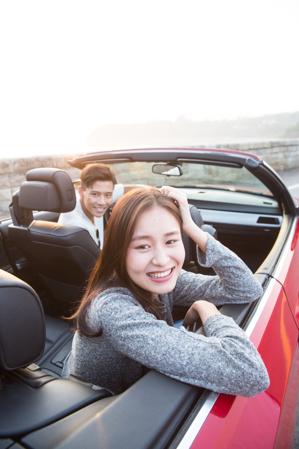 青年男女开车出去旅行图片 青年男女开车出去旅行图片