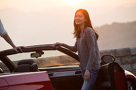 青年男女开车出去旅行图片