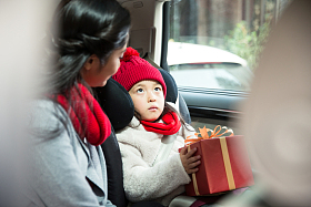 母亲和女儿乘车回家图片