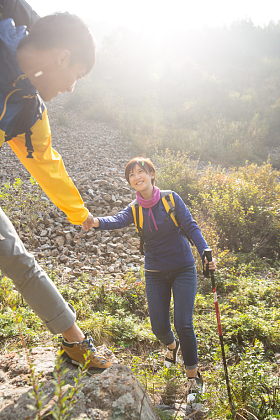 青年男女登山图片