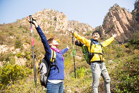 青年男女登山图片