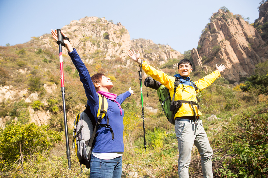 青年男女登山图片