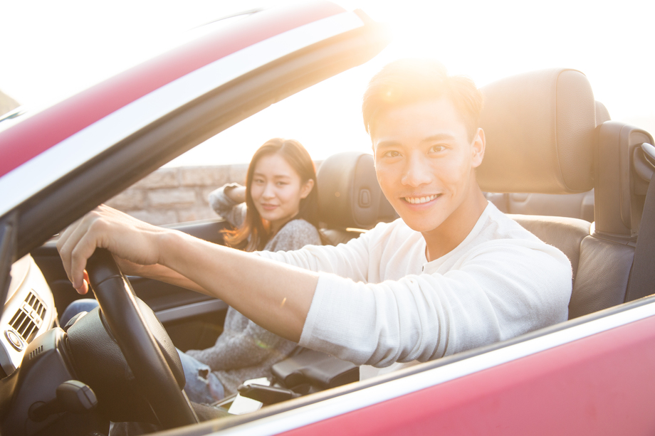 青年男女开车出去旅行照片 青年男女开车出去旅行照片