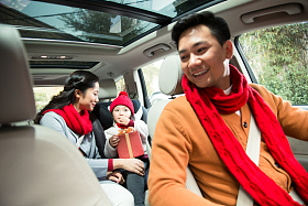 幸福家庭回家过新年图片