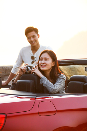 青年男女开车出去旅