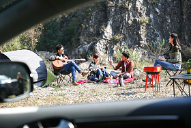 青年男女露营图片