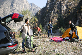 青年男女露营图片