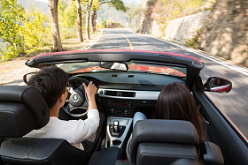 青年男女开车出去旅行照片