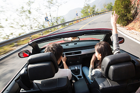 青年男女开车出去旅行图片