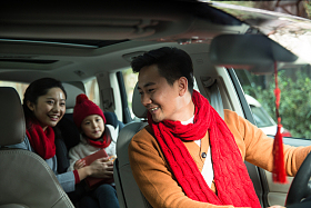 幸福家庭回家过新年图片