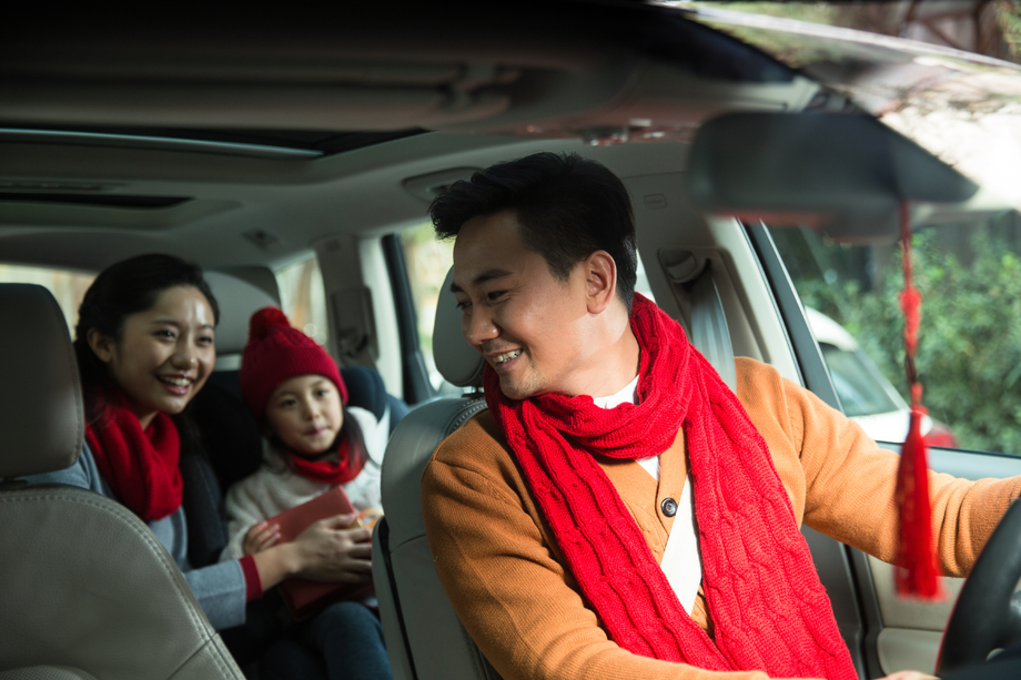 幸福家庭回家过新年图片 幸福家庭回家过新年图片