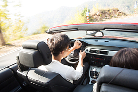 青年男女开车出去旅行图片