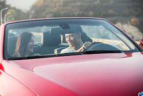 青年男女开车出去旅行图片