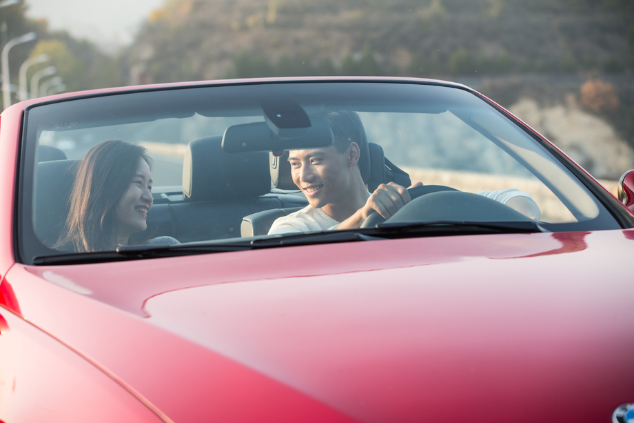 青年男女开车出去旅行图片 青年男女开车出去旅行图片