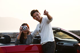 青年男女开车出去旅