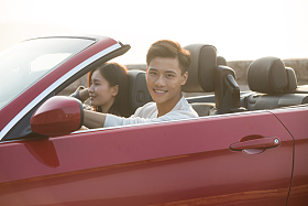 青年男女开车出去旅