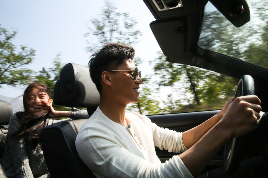 青年男女开车出去旅行图片 青年男女开车出去旅行图片