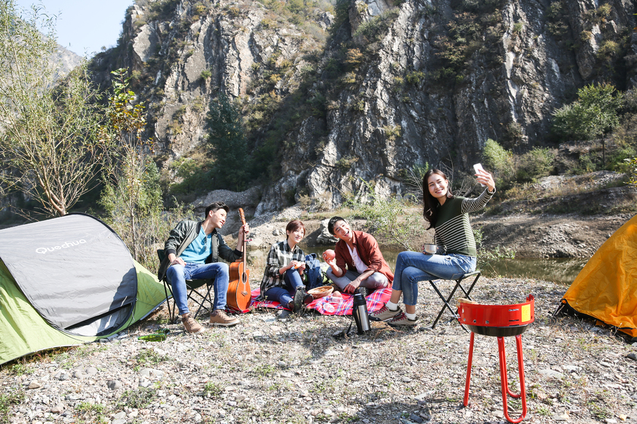 青年男女在山里露营照片 青年男女在山里露营照片