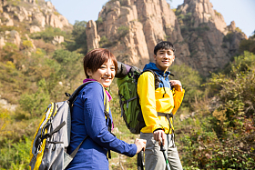 青年男女登山照片