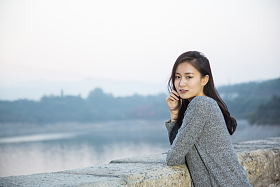 青年女人郊游