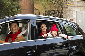 幸福家庭坐在汽车