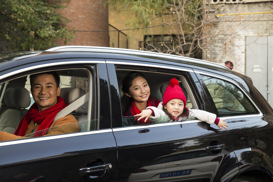 幸福家庭坐在汽车