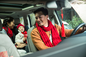 幸福家庭回家过新年照片