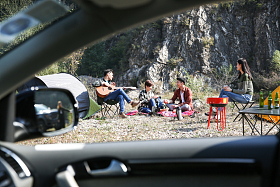 青年男女露营图片