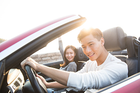 青年男女开车出去旅