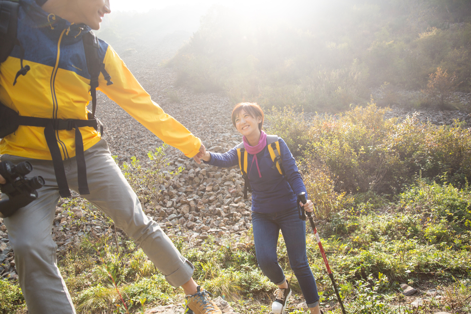 青年男女登山图片