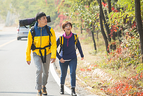 青年男女登山图片
