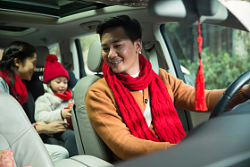 幸福家庭回家过新年图片