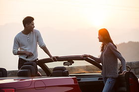 青年男女开车出去旅