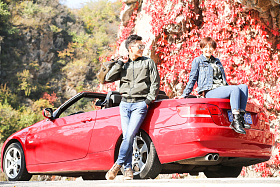 青年男女开车出去旅