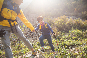青年男女登山照片