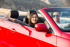 青年男女开车出去旅行照片