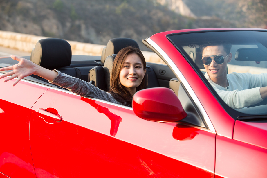 青年男女开车出去旅行照片 青年男女开车出去旅行照片