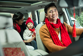 幸福家庭回家过新年图片